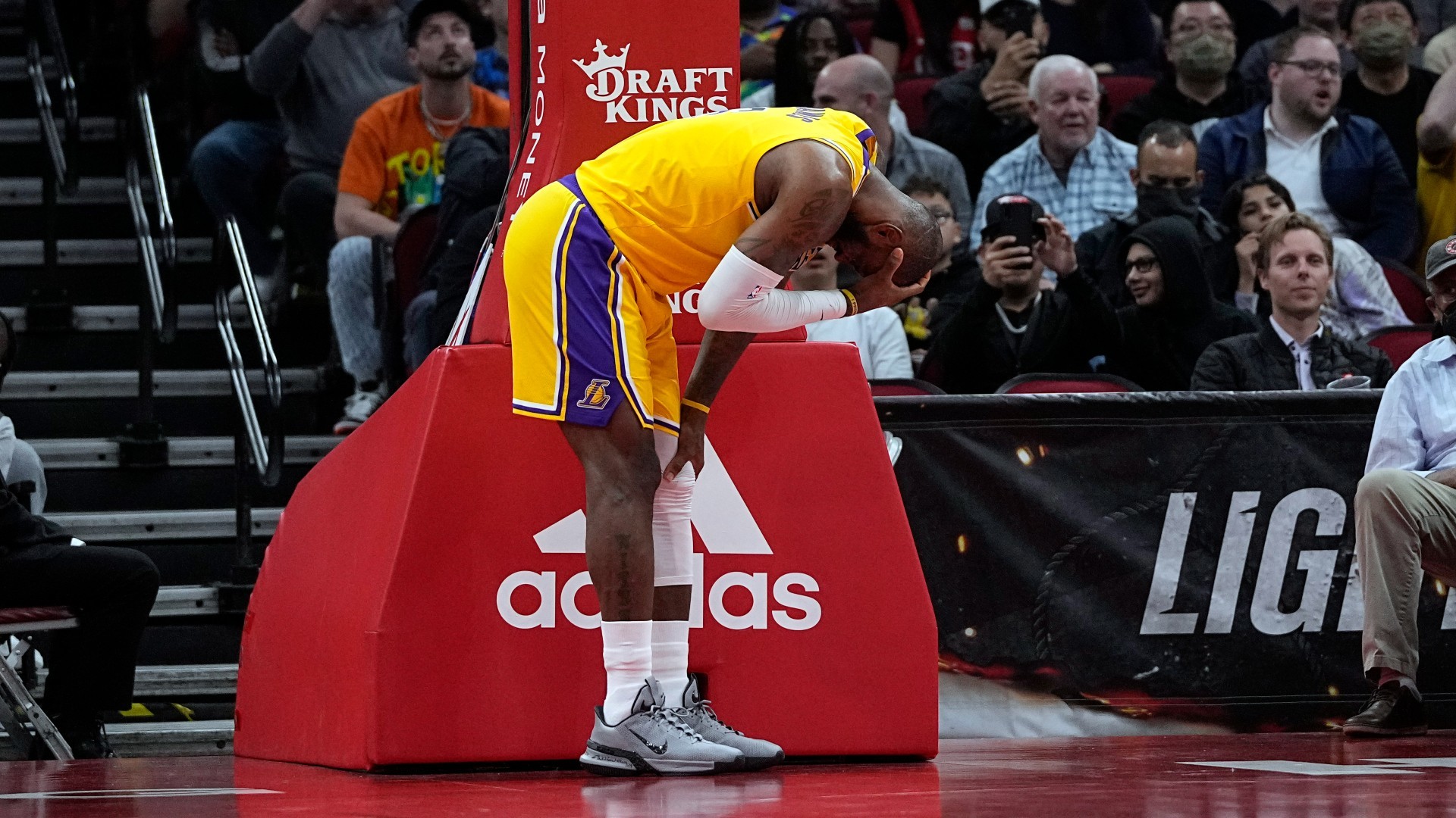 LeBron James se sujeta la cabeza durante un instante del partido ante los Rockets.