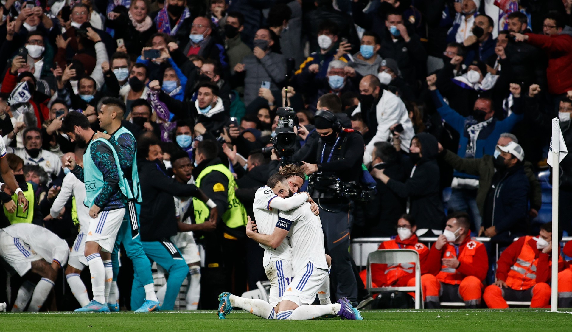Luka Modric y Karim Benzema se abrazan tras el tercer gol del Real Madrid ante el PSG con un Santiago Bernabéu feliz.