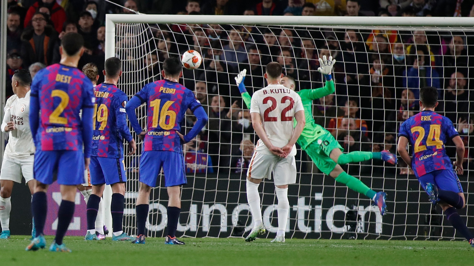 El Barcelona no pudo superar la meta de Iñaki Peña, jugador que tiene cedido en el Galatasaray.