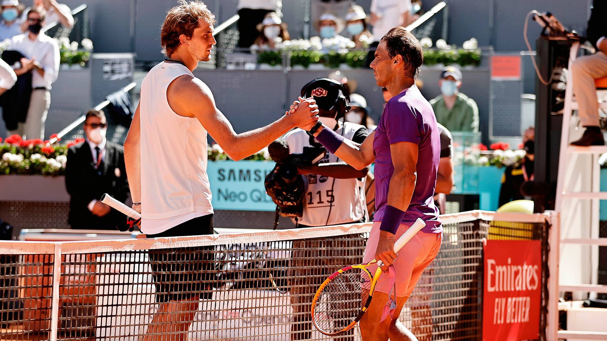 Alexander Zverev y Rafa Nadal se saludan tras un partido