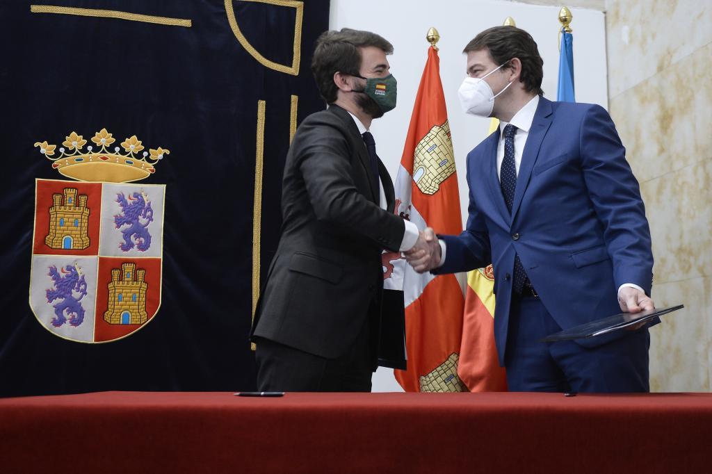 Alfonso Fernndez Maueco (PP) y Juan Garca-Gallardo (Vox), sellan el pacto de gobernabilidad entre ambas formaciones /