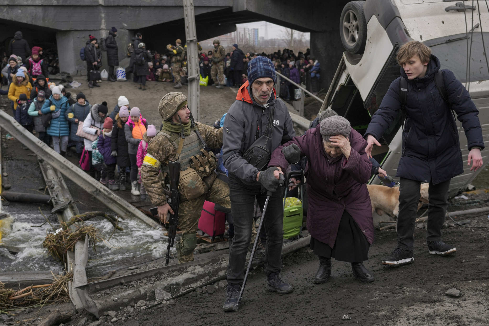 Soldados ucranianos ayudan en la evacuación de civiles