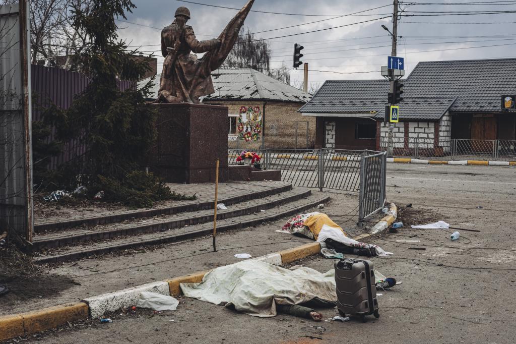 Cadáveres tras un bombardeo en la localidad ucraniana de Irpin