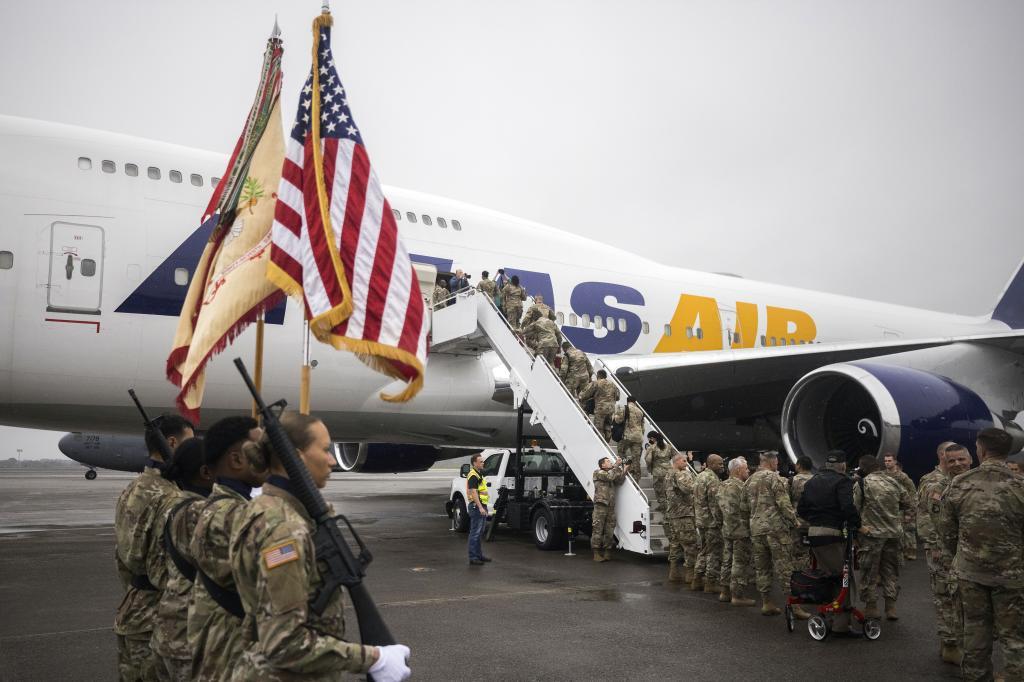 Soldados de Estados Unidos enbarcan con destino a posiciones en Europa