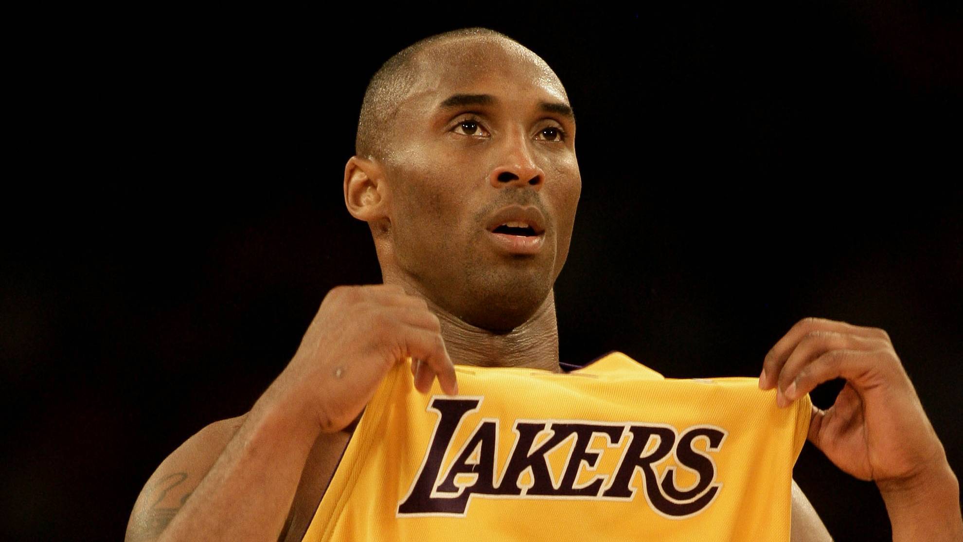 Kobe Bryant enseña el nombre de los Lakers en su camiseta