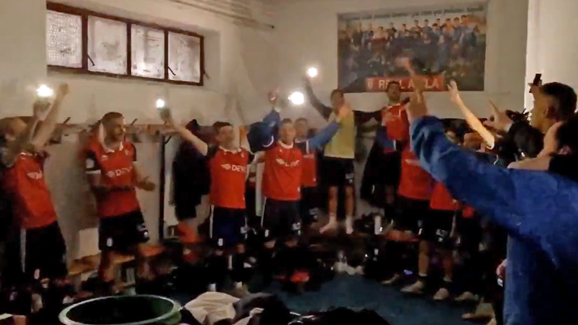 Los jugadores del Ávila celebran su última victoria... ¡cantando 'la canción más bonita del mundo'!