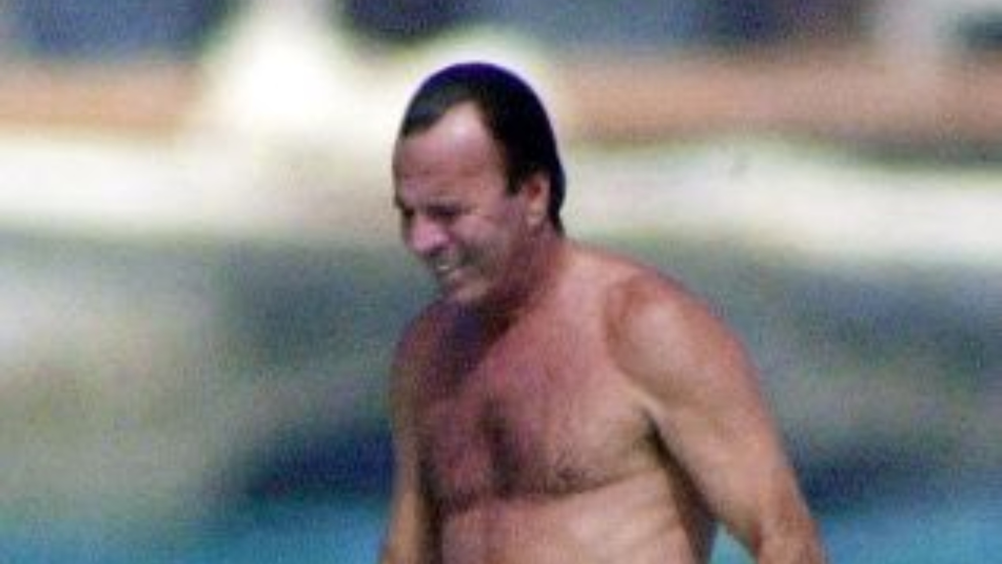 Julio Iglesias, pillado desnudo mientras se baaba en su playa.