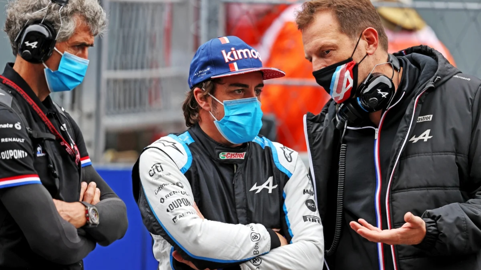 Fernando Alonso y Rossi durante un Gran Premio de 2021.