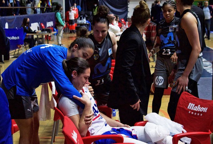Alicia Villegas, consolada por las jugadoras del Movistar Estudiantes.
