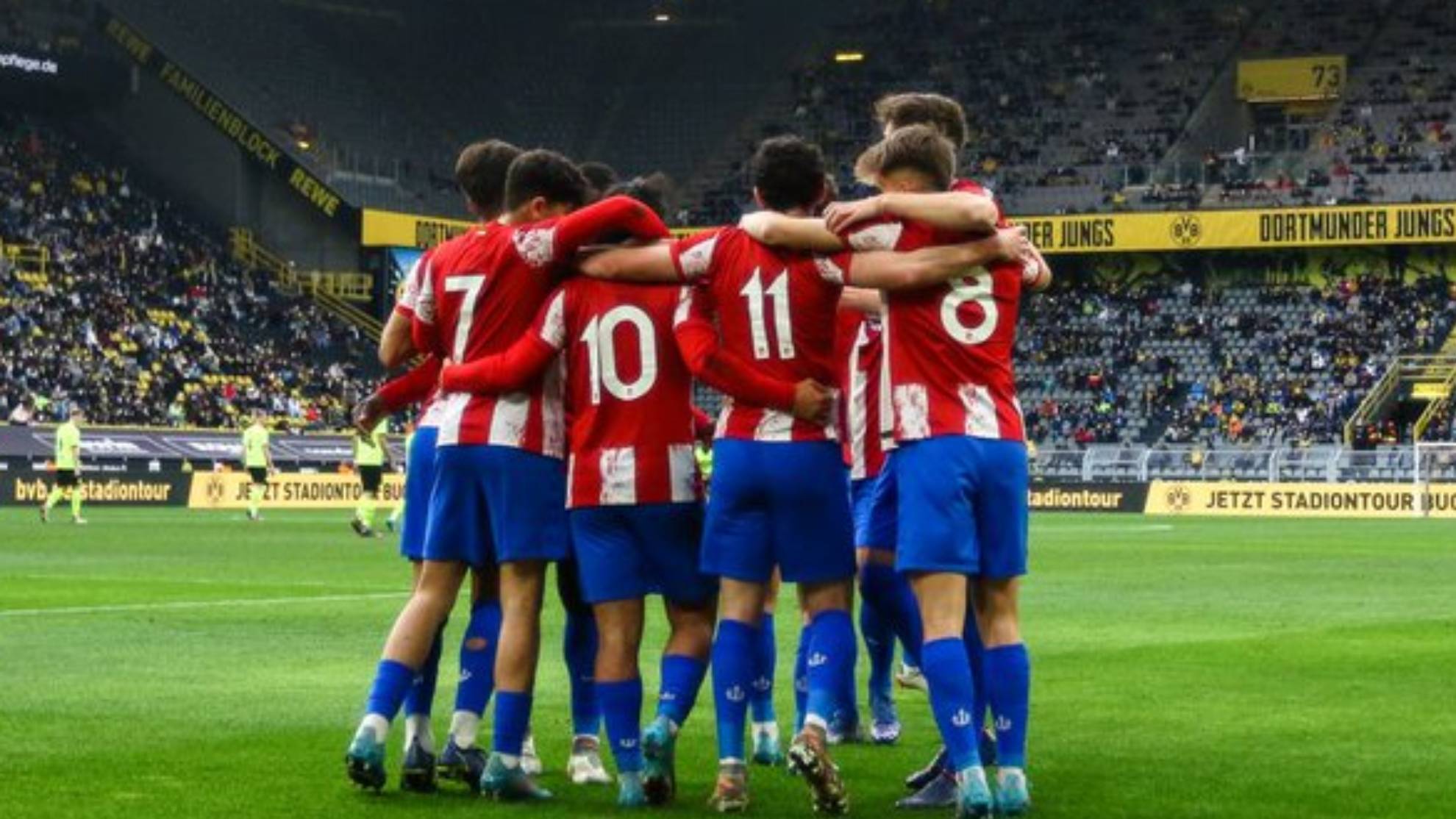 El juvenil del Atlético se abraza en el partido contra el Borussia Dortmund.