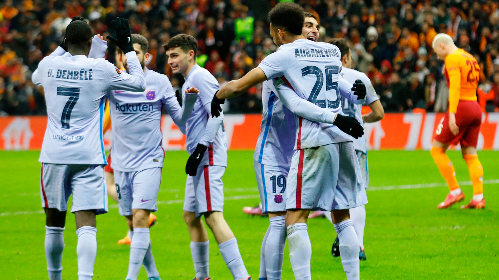 Festejo del Barcelona en el duelo ante Galatasaray en la Europa League.