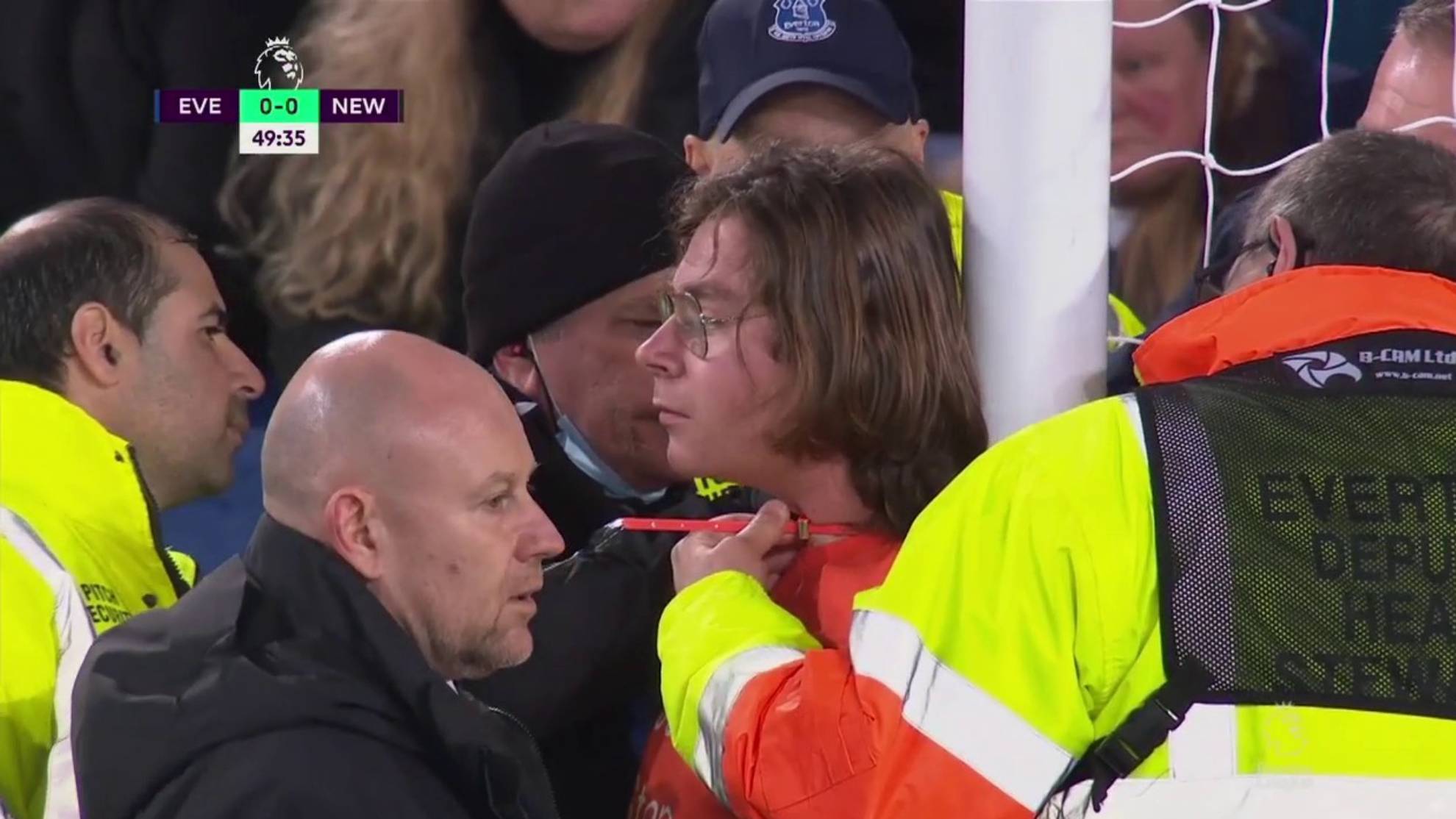 Fan ties himself to post at Goodison Park.