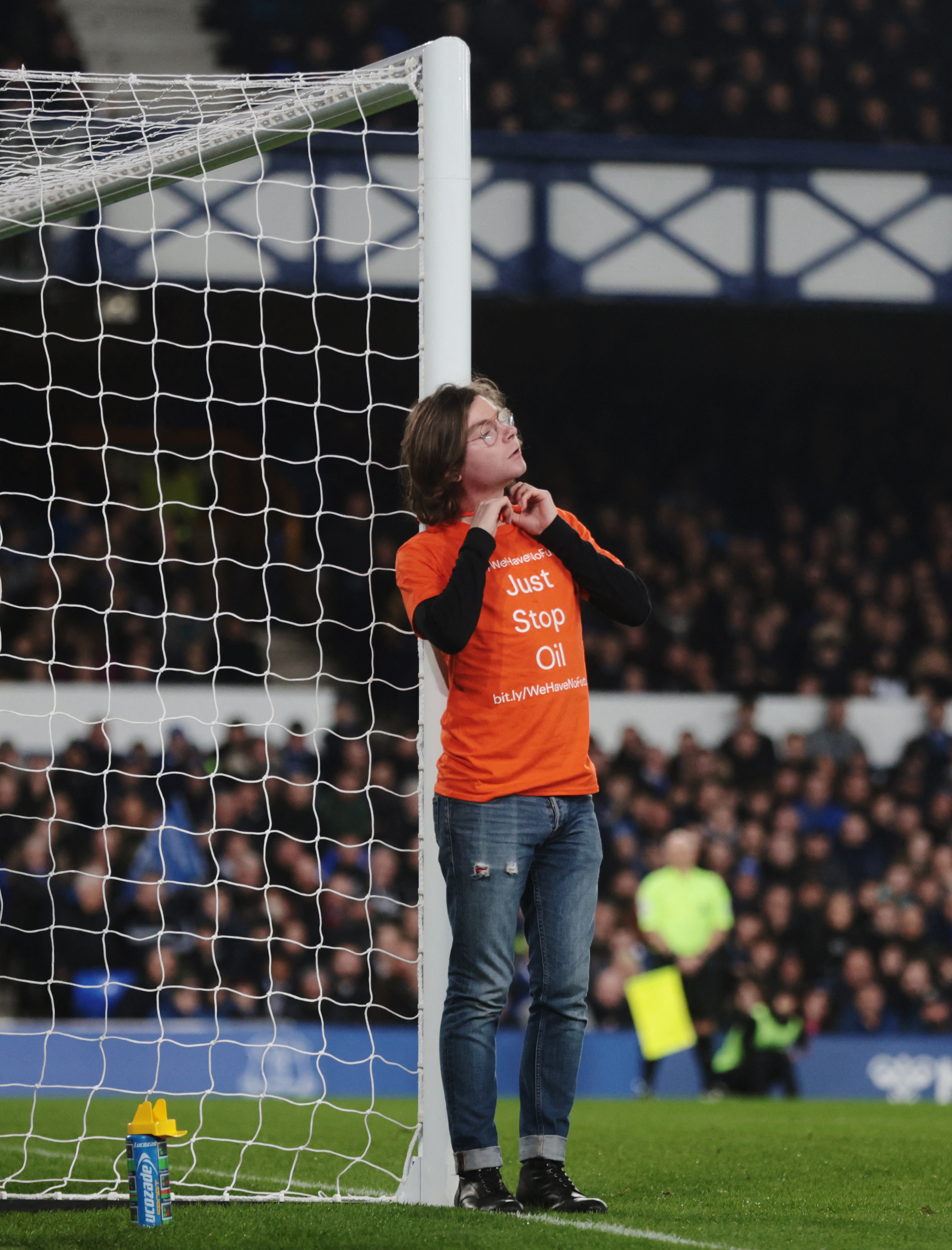 Un aficionado se ata por el cuello al poste como protesta en el duelo entre Everton y Newcastle