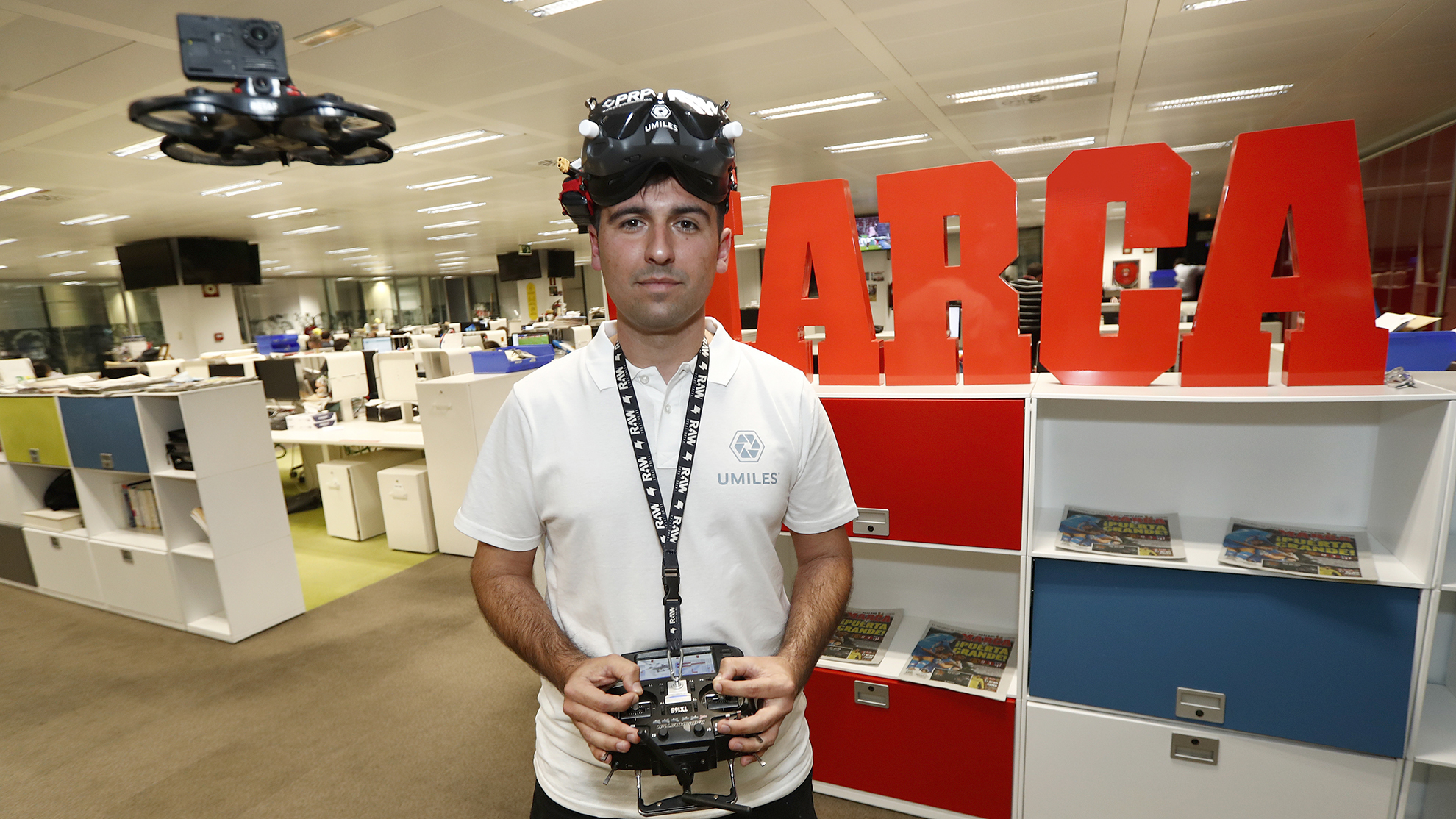 Iván Merino, manejando su dron de grabación durante la visira a la redacción de MARCA.