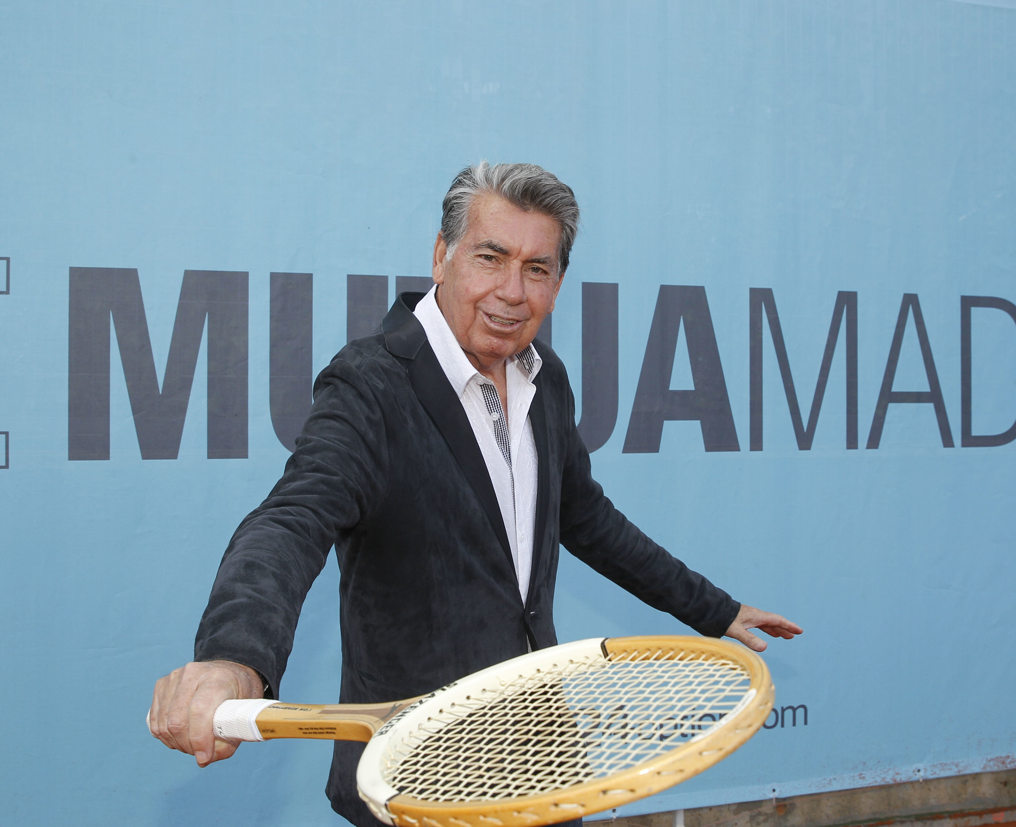 Manolo Santana, con una de sus raquetas clsicas