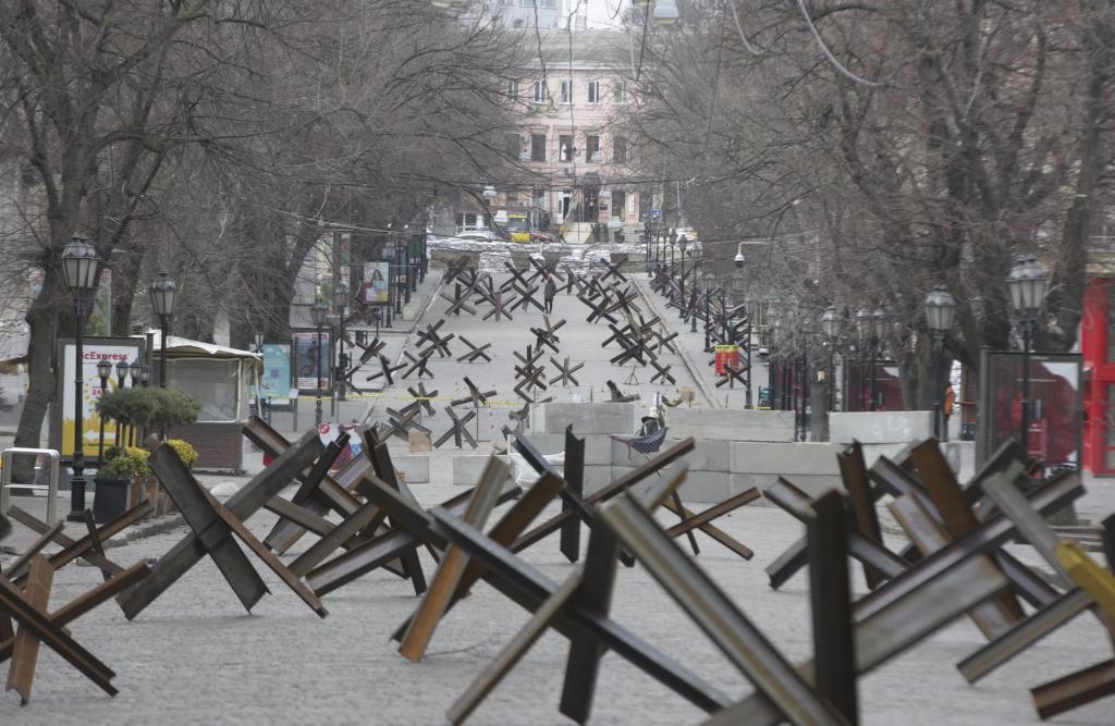 Avenida protegida por barricadas y obstculos anticarro en la ciudad de Odesa