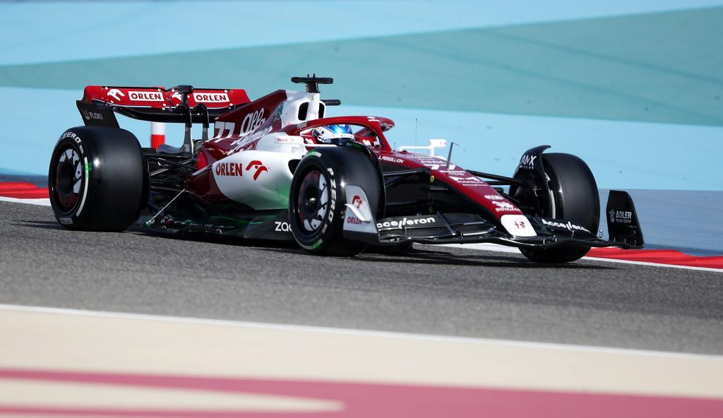 Bottas, con el Alfa Romeo, en los Libres de Bahréin.