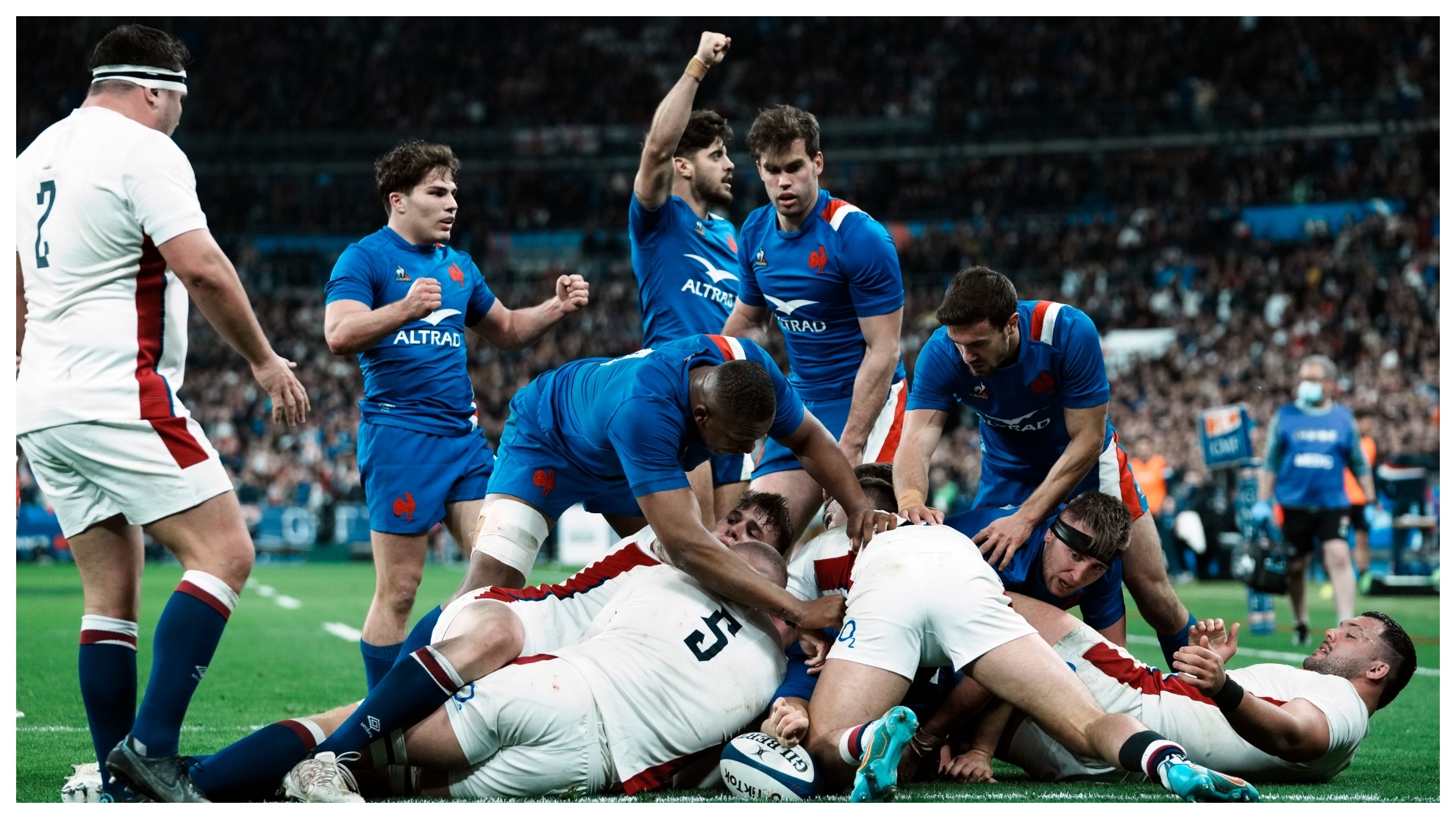 Los jugadores franceses celebran un ensayo frente a Inglaterra.