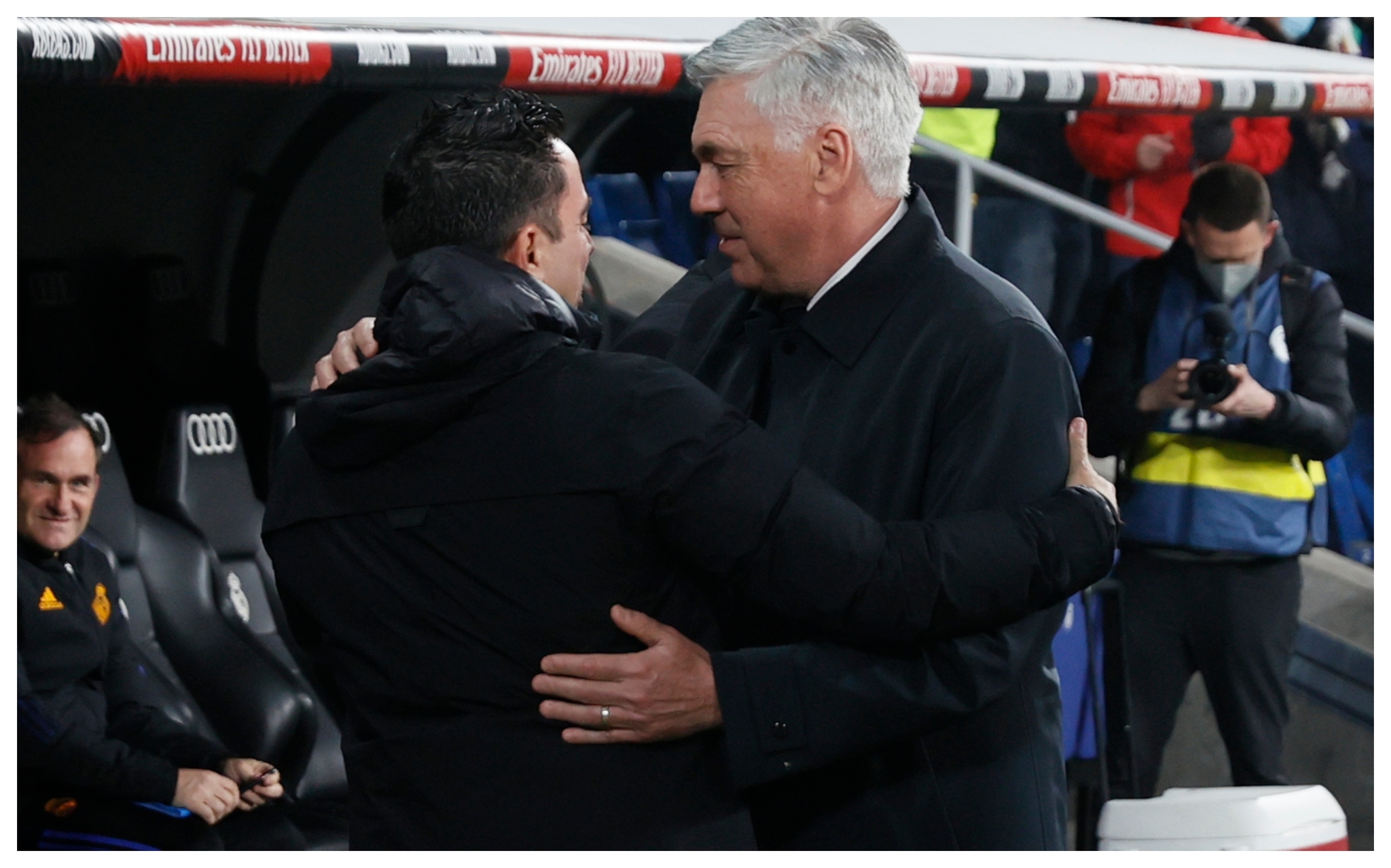 Xavi y Ancelotti se saludan antes del partido.