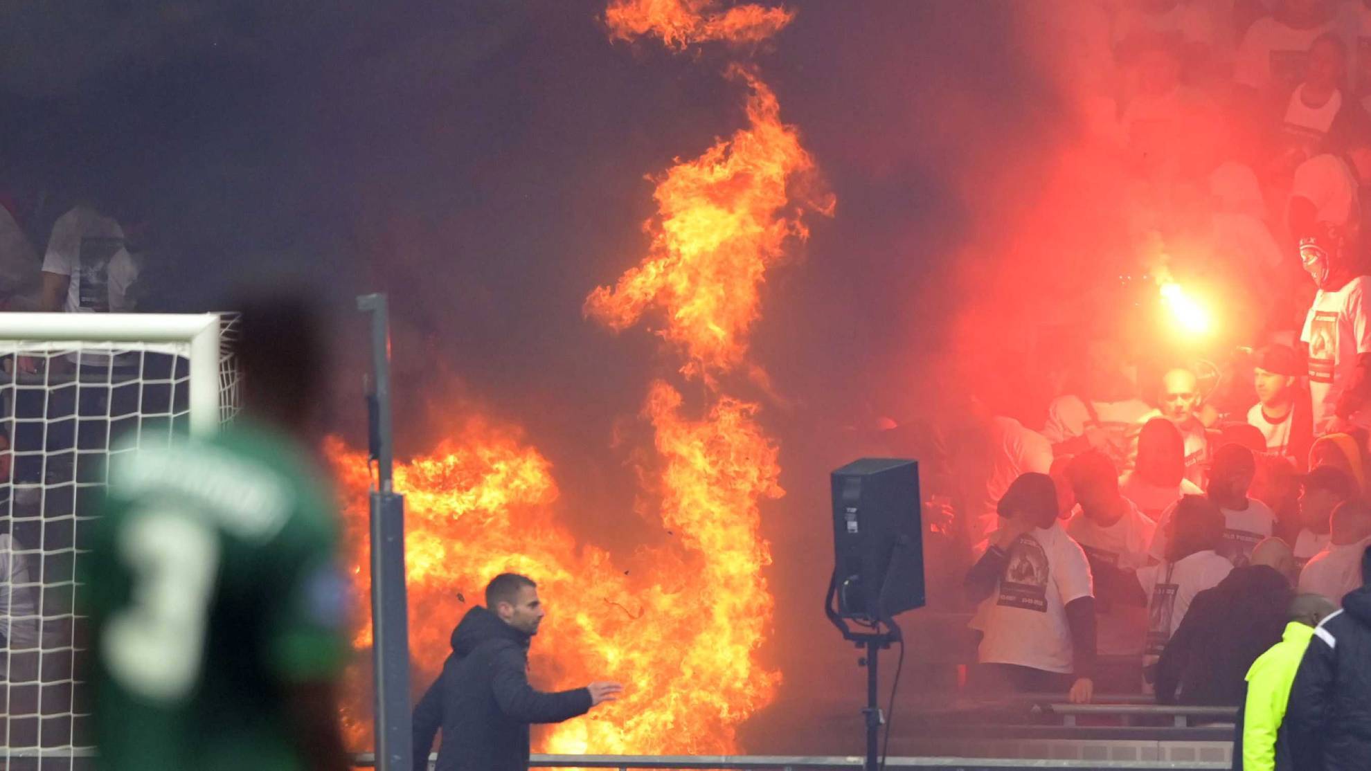 Aficionados del Ajax prendieron fuego a sus propias gradas: infierno de fuego ante el Feyenoord