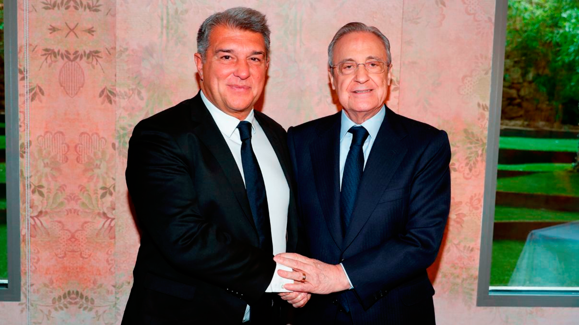 Joan Laporta y Florentino Pérez se saludan antes del Clásico