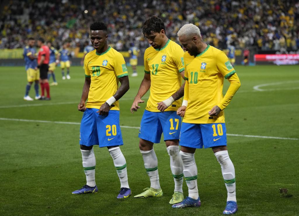 Vinicius, Paquetá y Neymar celebran un gol con Brasil