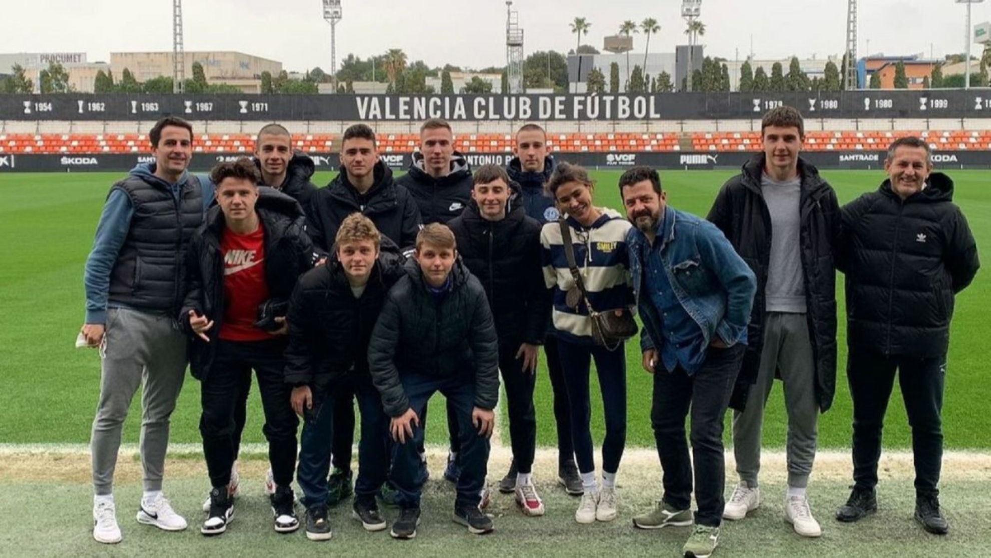 Jorge Lopez con varios jugadores ucranianos en la Ciudad Deportiva del Valencia.