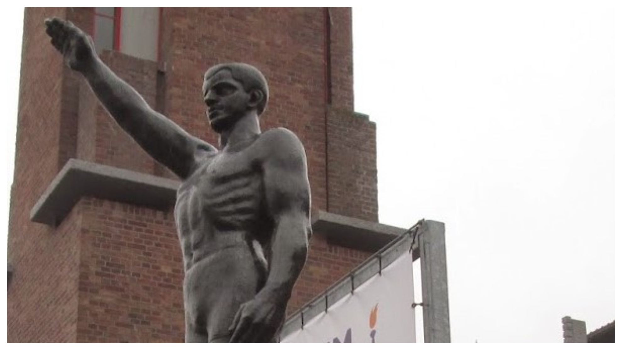Estatua haciendo el saludo que hoy conocemos como facista a la entrada del estadio Olímpico de Amsterdam.