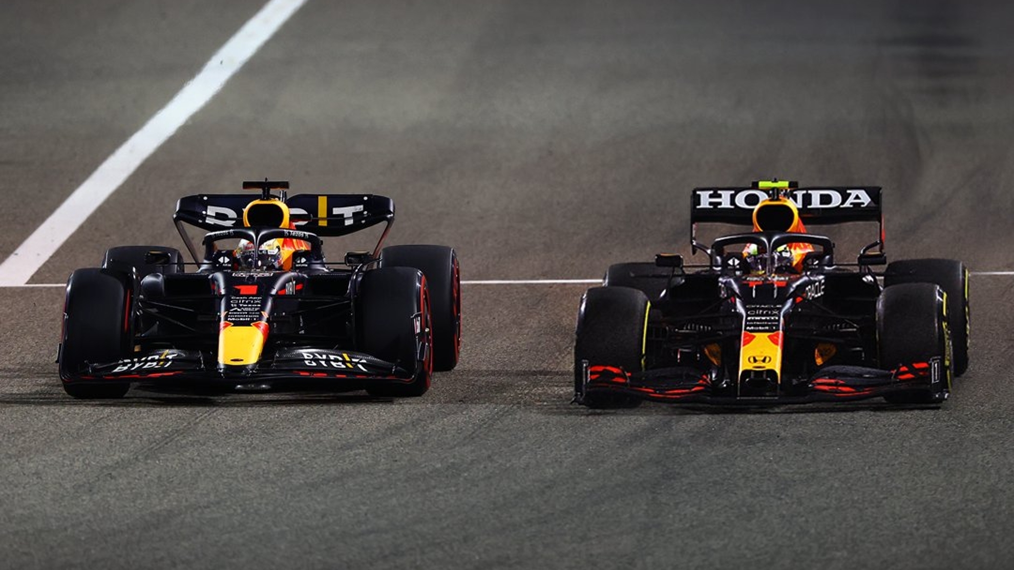 Verstappen y Checo Pérez, en el circuito de Sakhir.