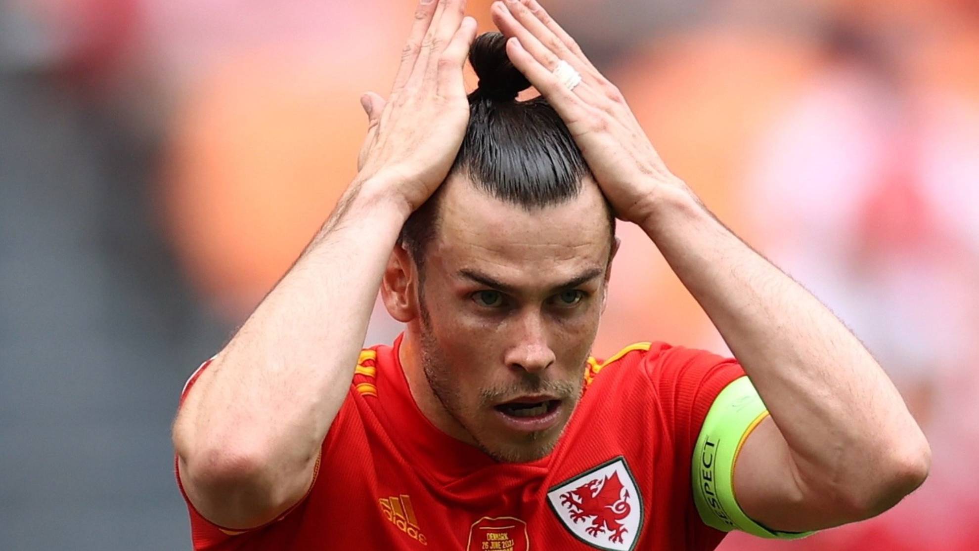 Bale durante un partido con Gales.