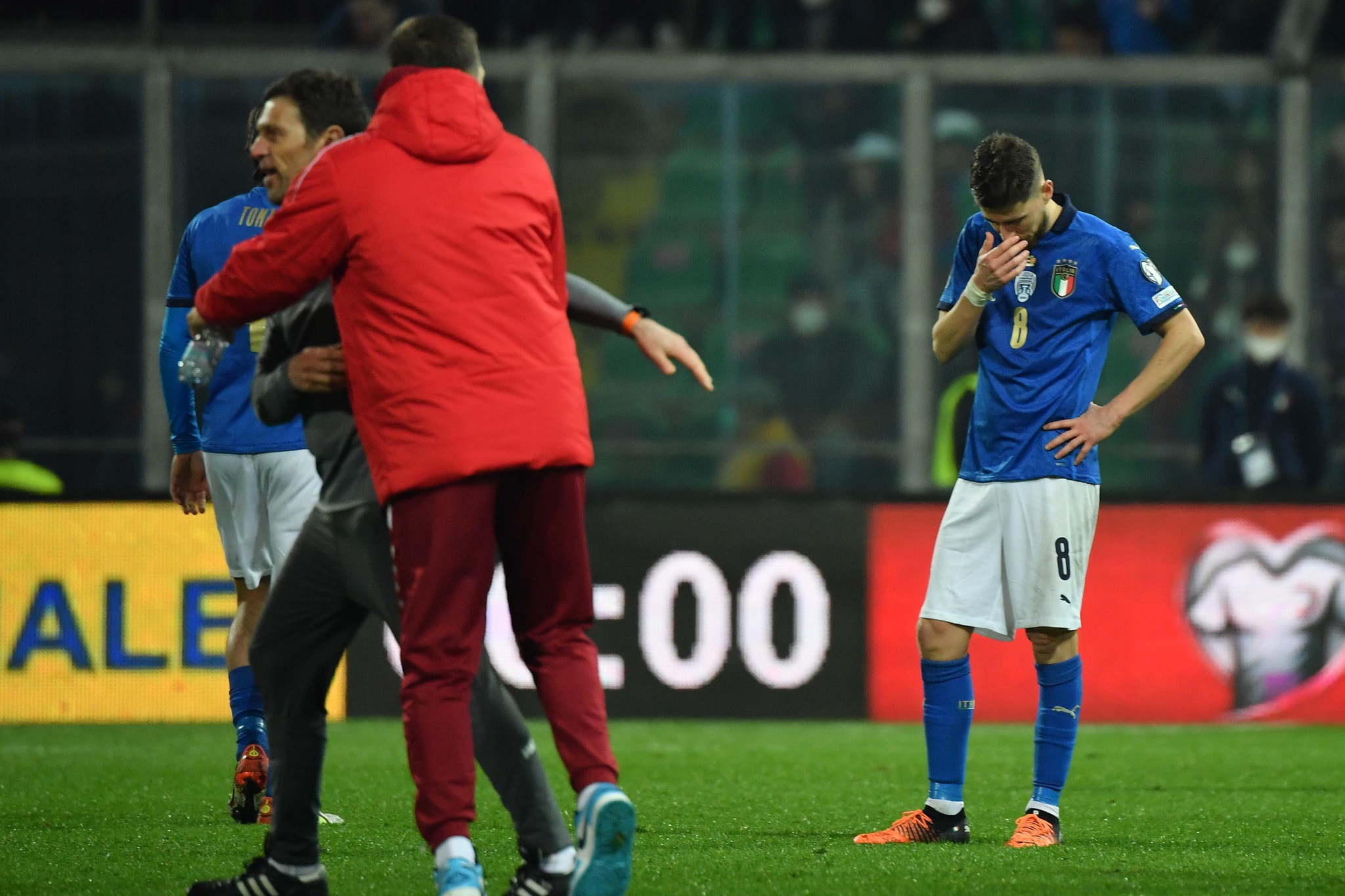 Un jugador de Italia se lamenta mientras Macedonia celebra el pase.
