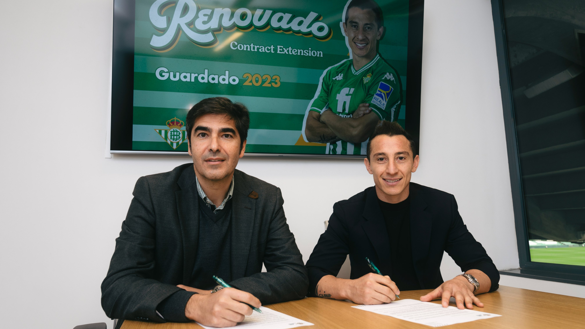 Guardado, junto a Ángel Haro firmando su renovación