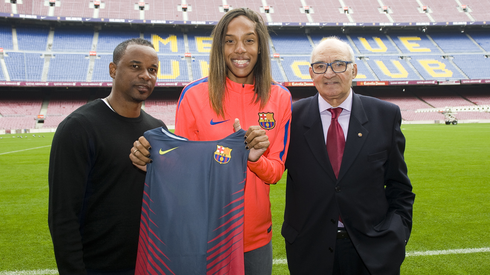 Yulimar Rojas el da que se oficializ su fichaje por el FC Barcelona. A su izquierda, su entrenador  Ivn Pedroso, y a su derecha, Vicente Egido, responsable de la seccin de atletismo del club.