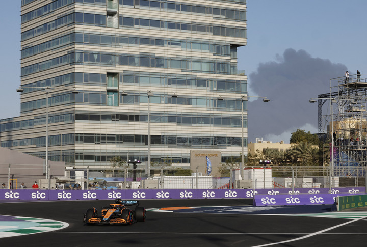 Ricciardo a bordo de su McLaren con la nube de humo al fondo