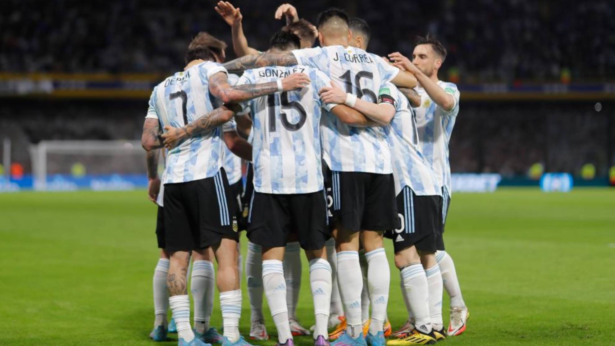 Los jugadores de Argentina se abrazan.