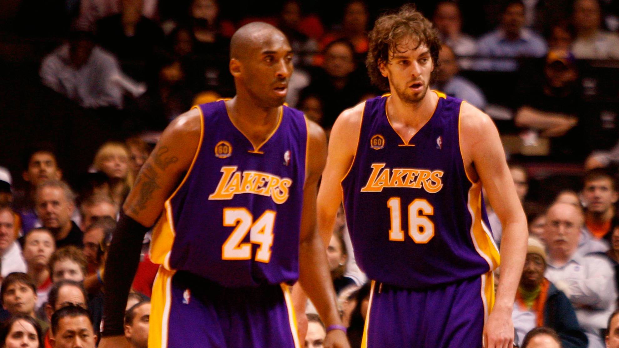 Kobe Bryant y Pau Gasol durante el primer partido del español con los Lakers