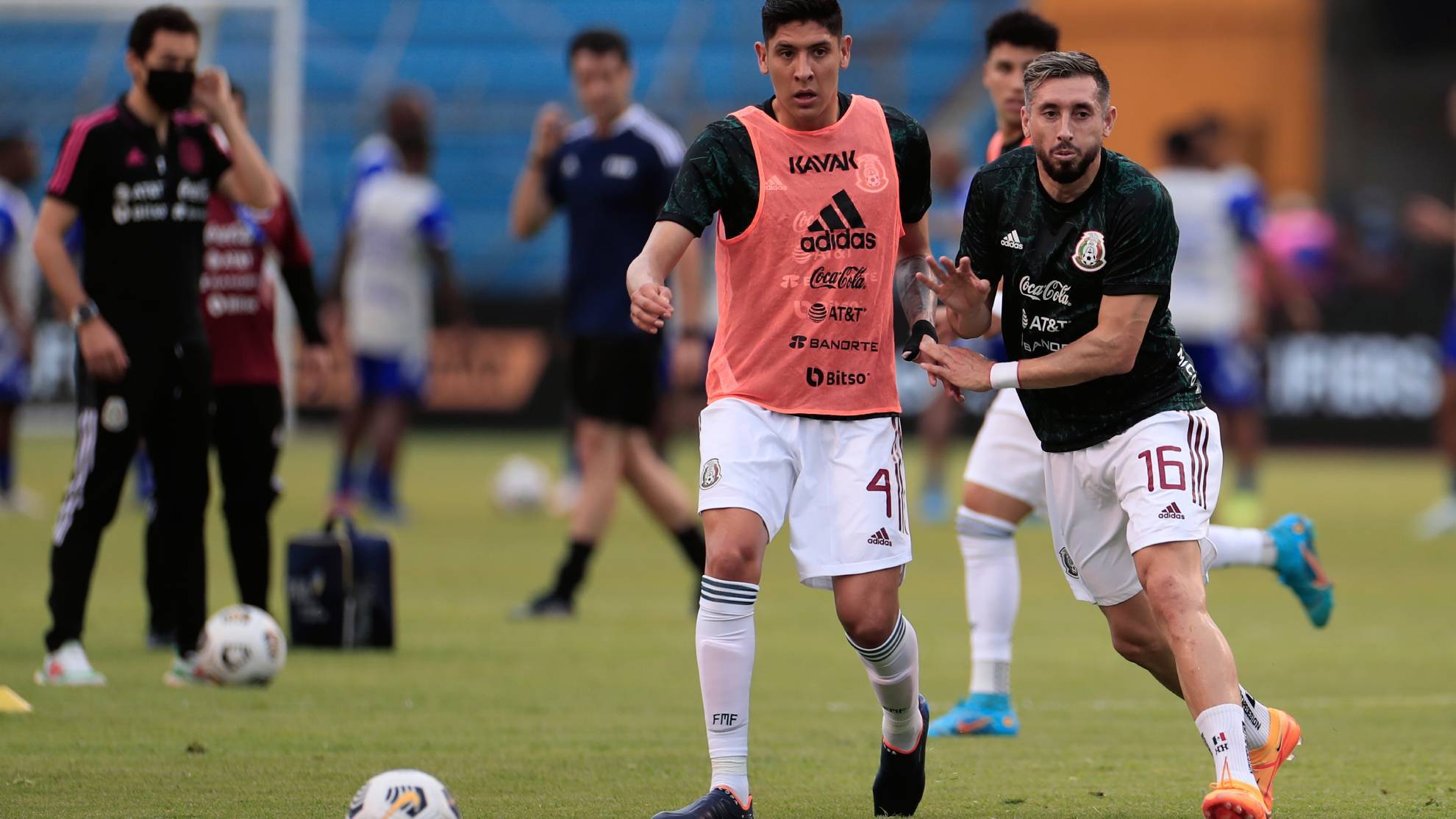 Héctor Herrera junto a Edson Álvarez en un entrenamiento con la selección de México.