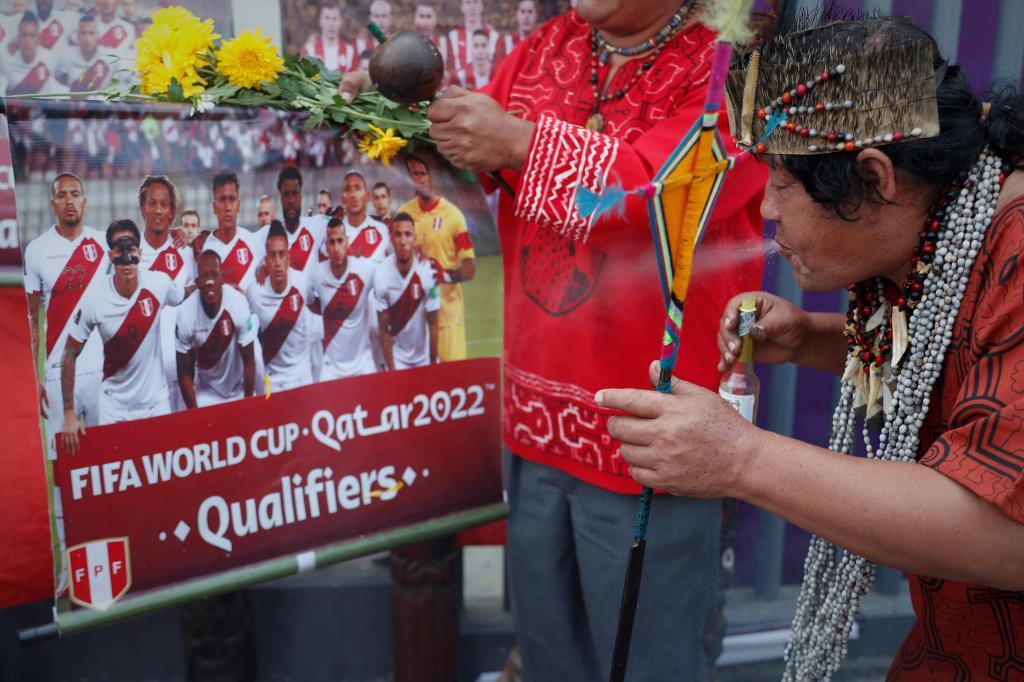 Chamanes realizan un ritual para ayudar a Per ante Paraguay.