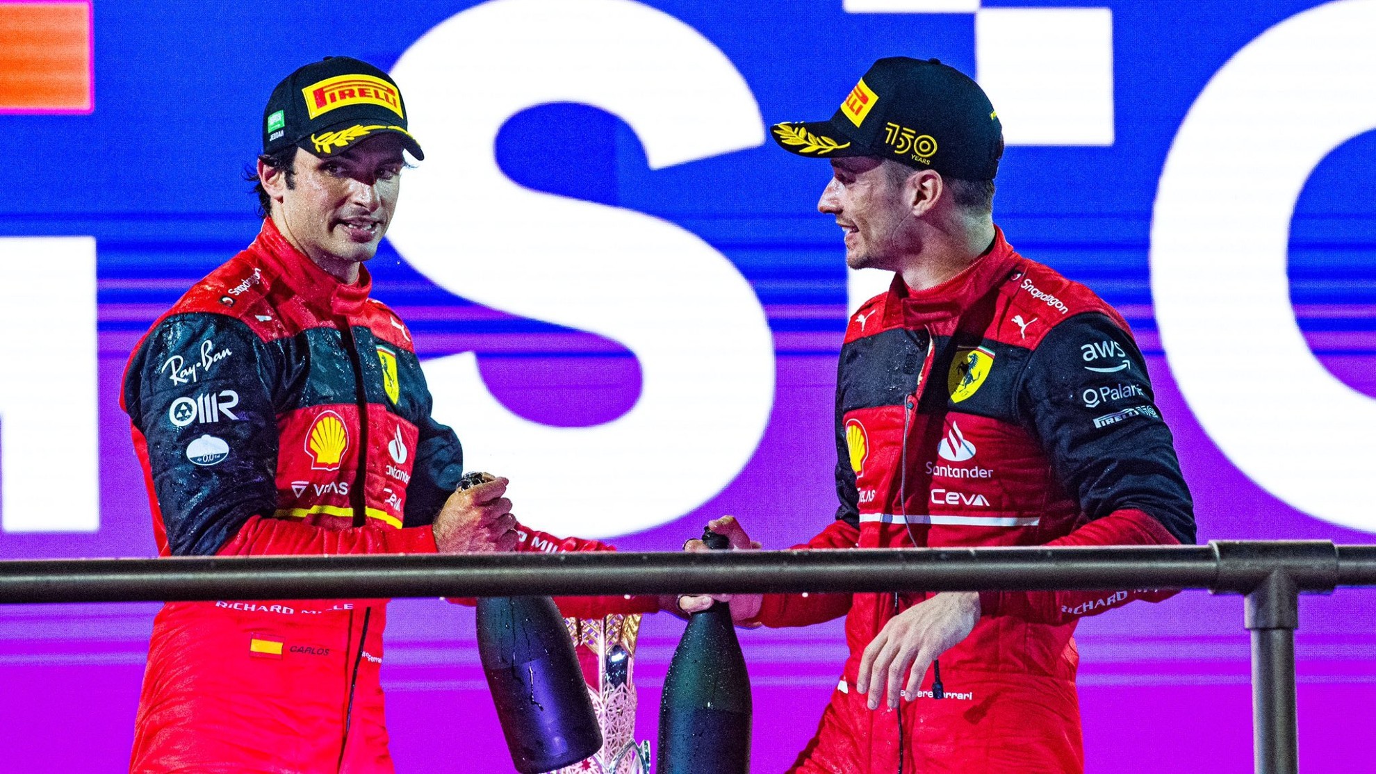 Sainz y Leclerc, en el podio del cicuito de Jeddah.