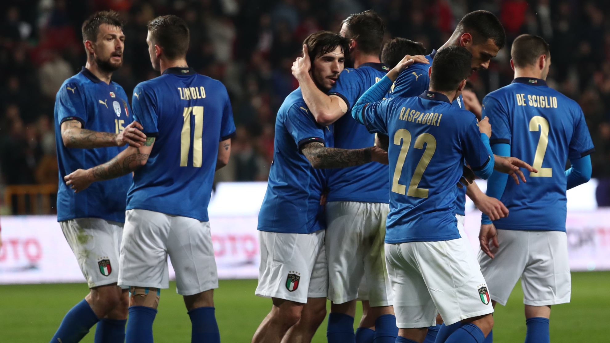 Italia celebra uno de sus goles en Konya.