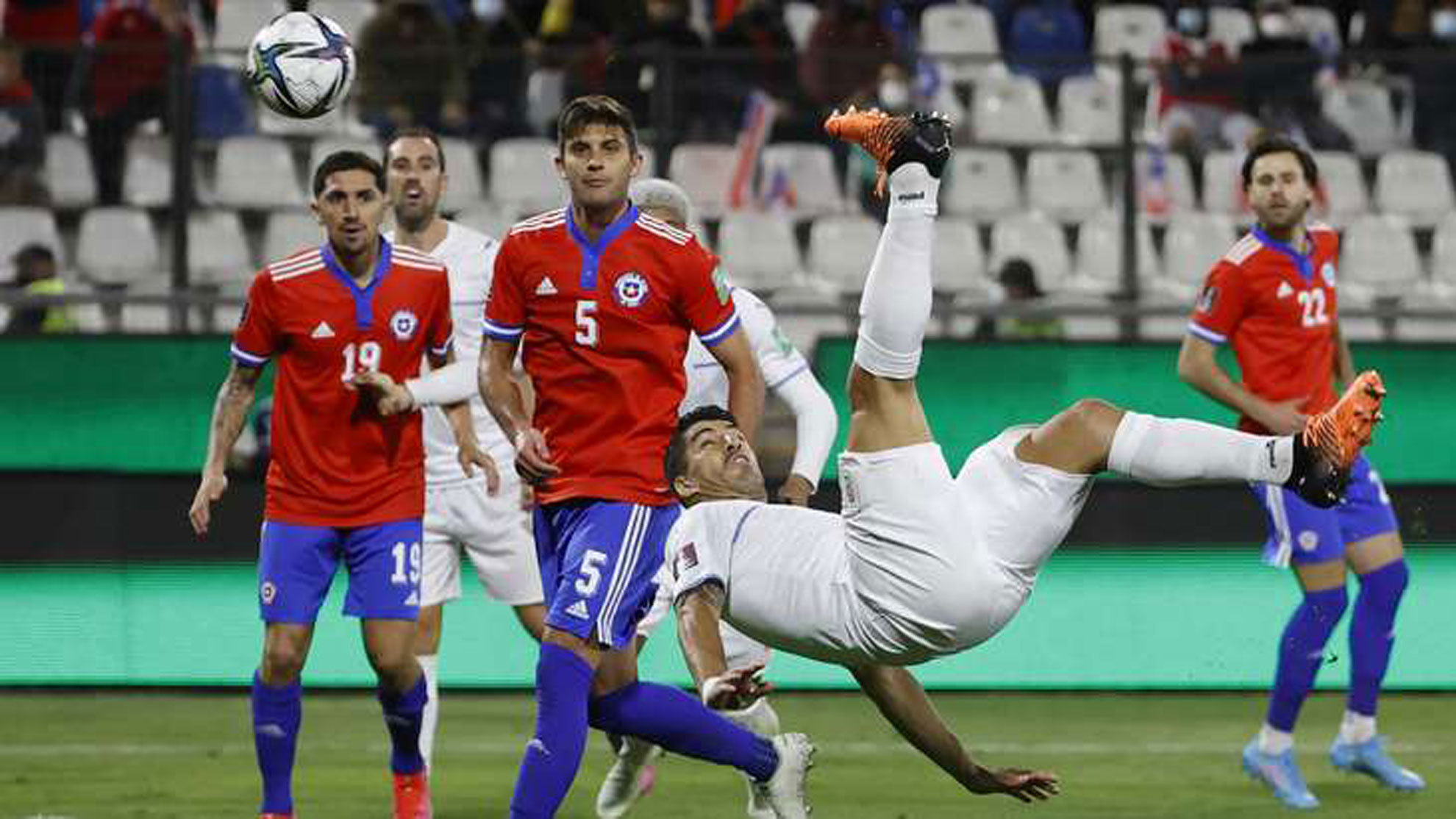 Luis Suárez ejecutó una chilena perfecta para marcar el primer tanto de Uruguay