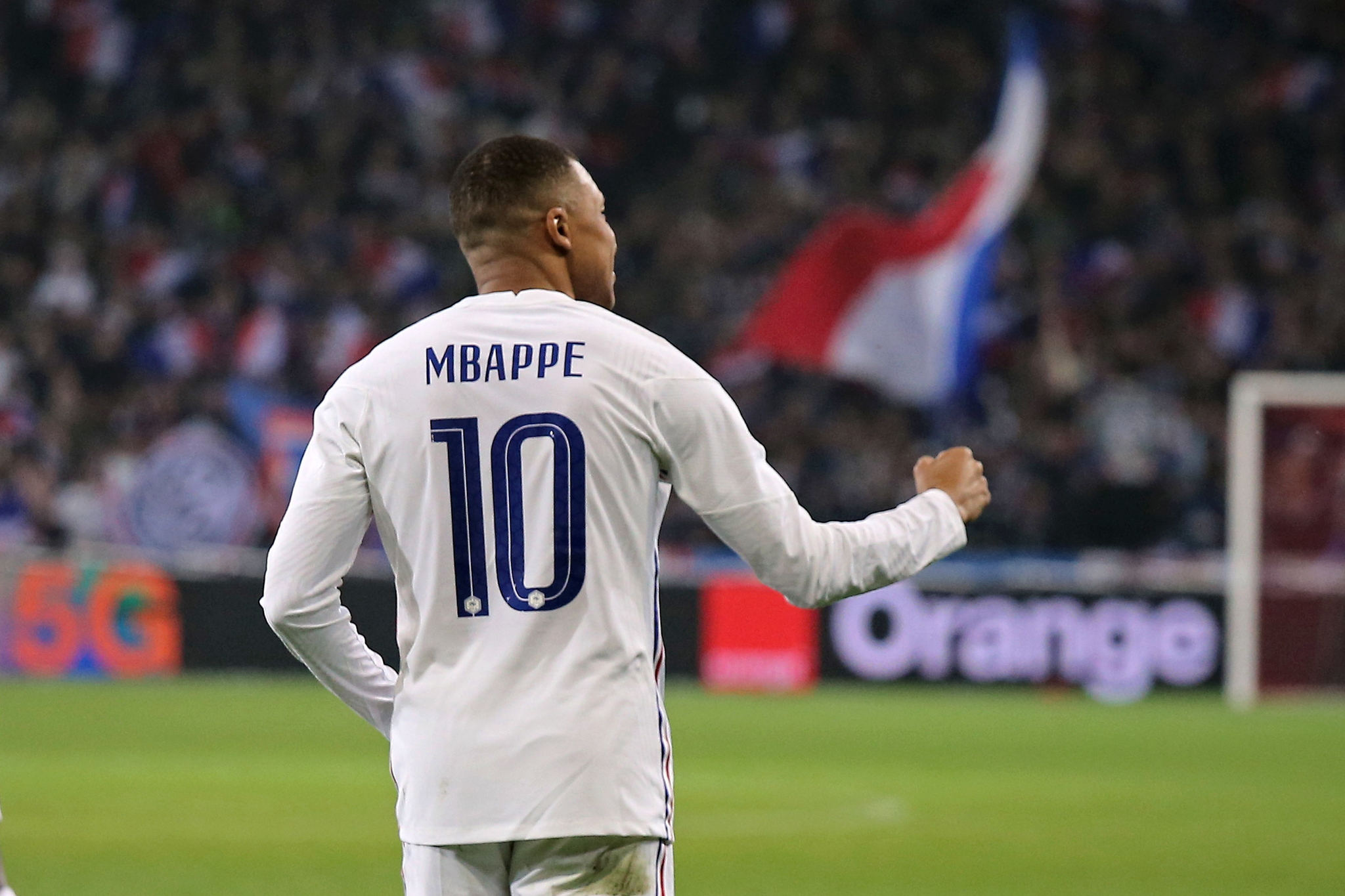 Mbappé celebra un gol con Francia.