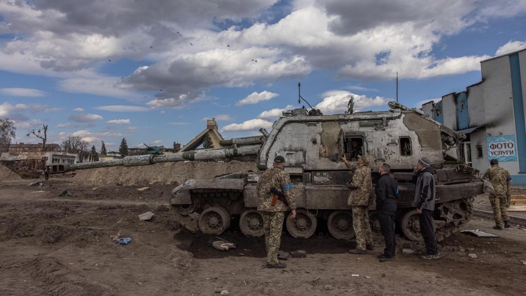Vehculo acorazado ruso inspeccionado por fuerzas ucranianas