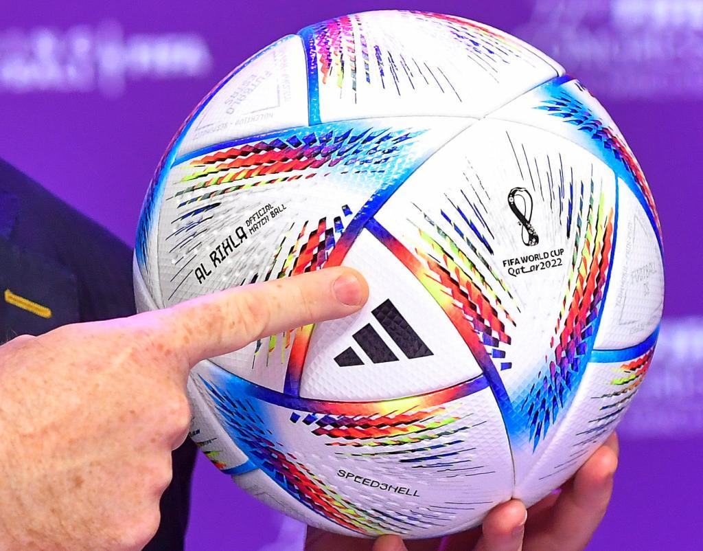 El presidente de la FIFA, Gianni Infantino, seala al baln oficial del Mundial.