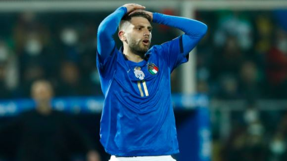 Berardi, jugador de Italia, se lamenta en el partido ante Macedonia del Norte.