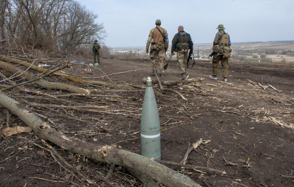 Soldados ucranianos inspeccionan posiciones abandonadas por Suais en las cercanas de Kiev