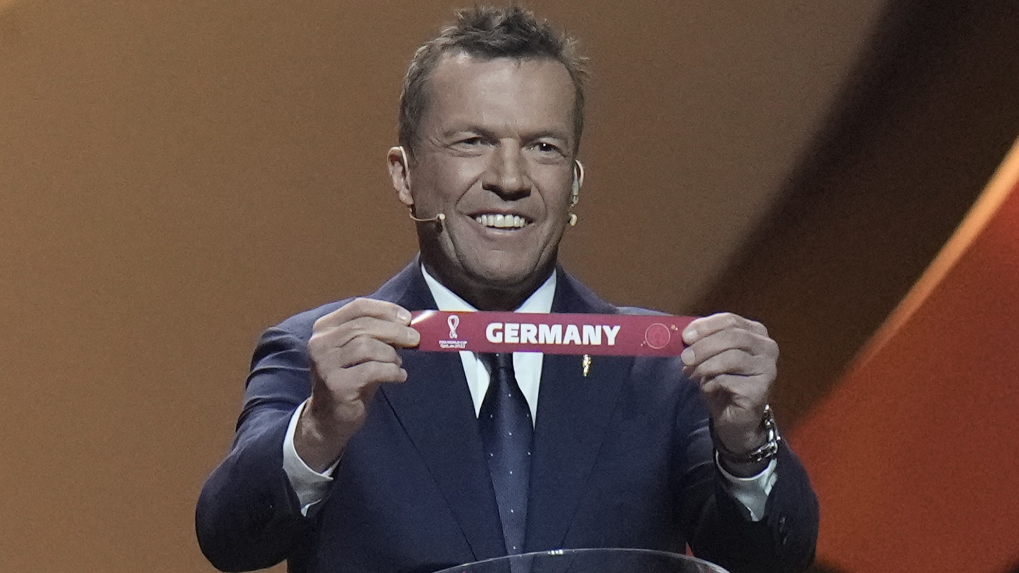 Lothar Matthaus sonríe al sacar el nombre de Alemania como rival del segundo bombo de España.