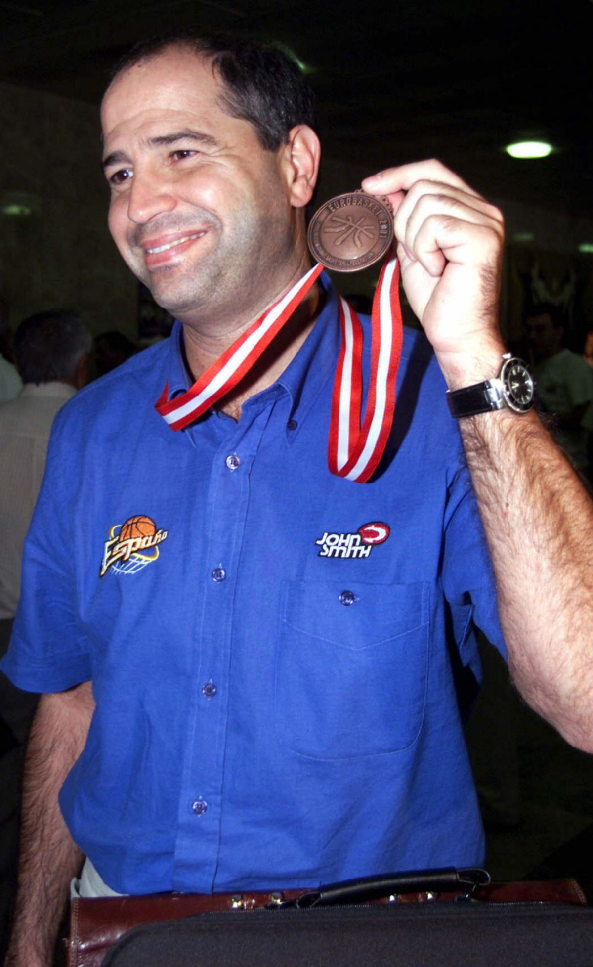 Javier Imbroda, con la medalla de bronce ganada en el Eurobasket de Turquía en 2001.