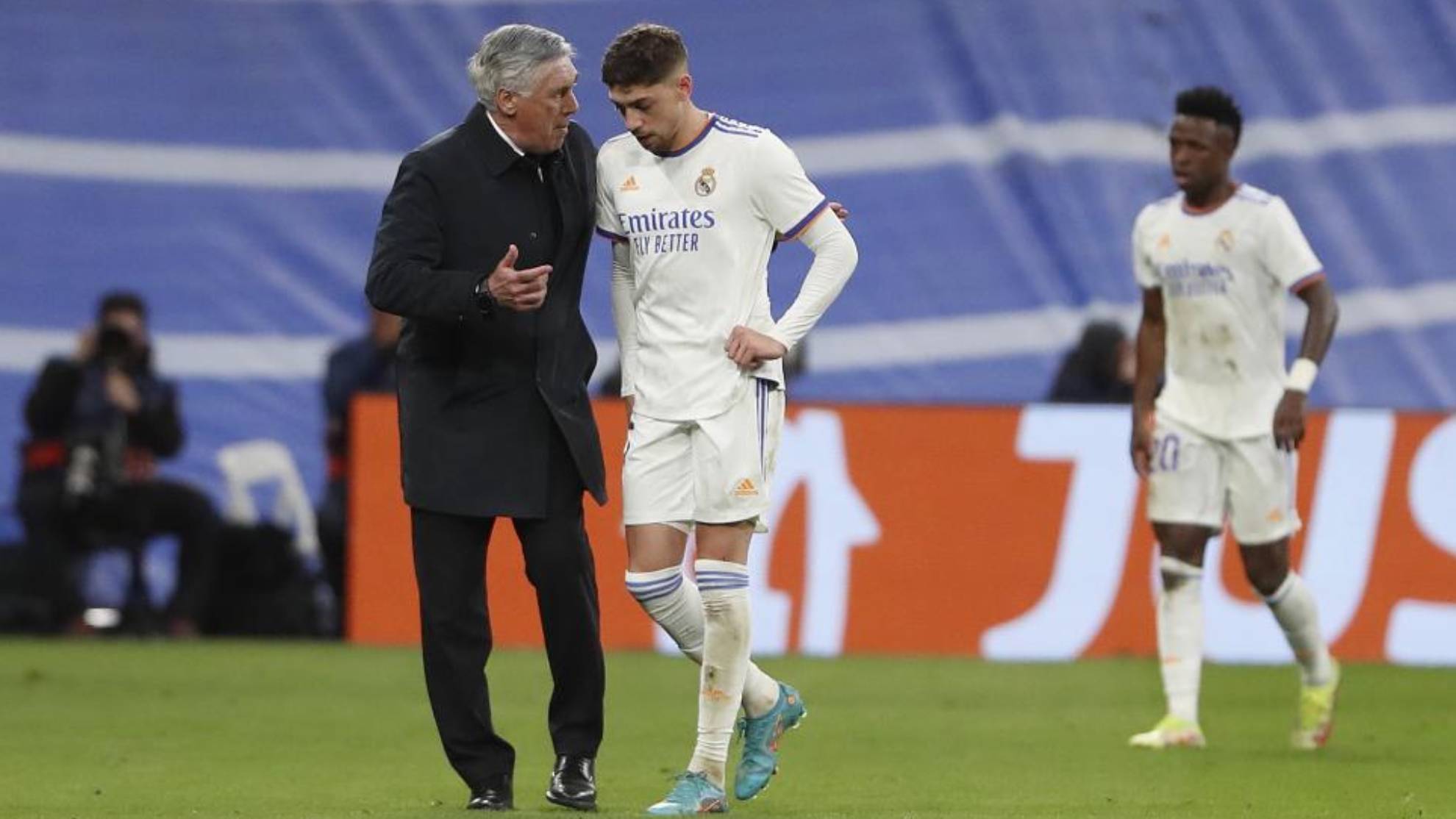Carlo Ancelotti y Fede Valverde, hablando durante el partido ante el PSG