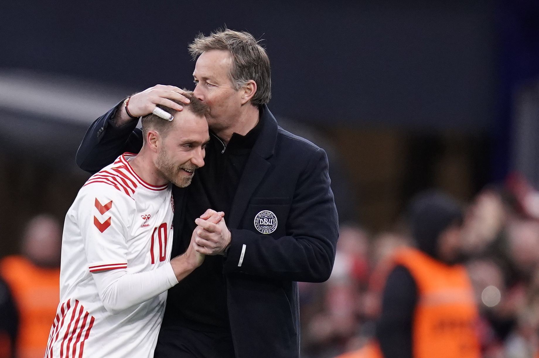 Eriksen celebra su gol con Dinamarca